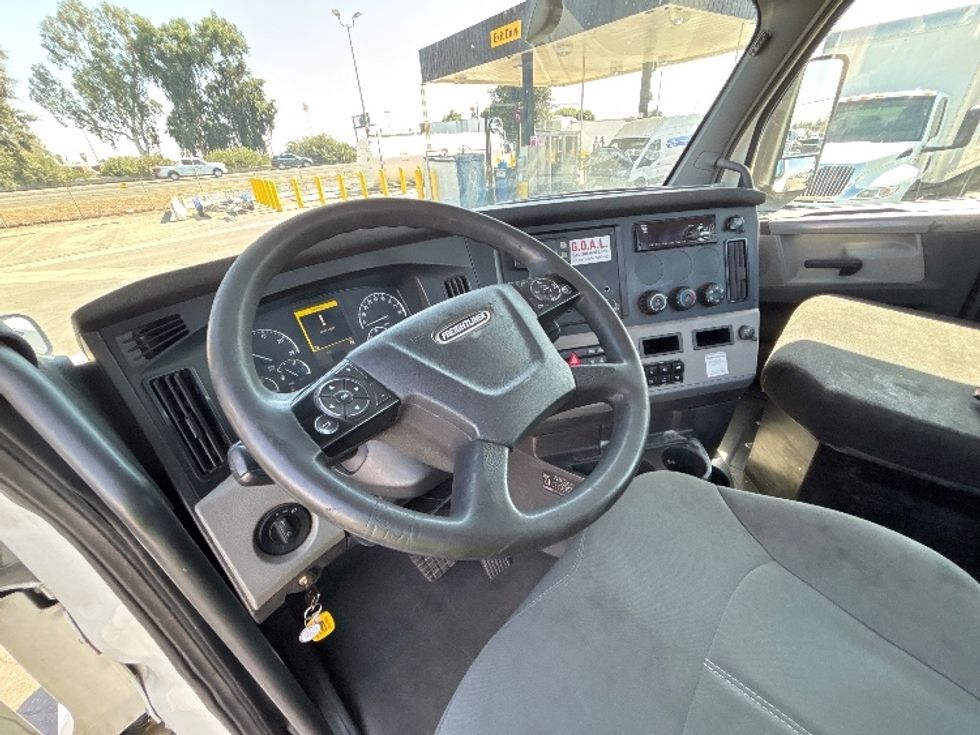 Day Cab Tractor-Heavy Duty Tractors-Freightliner-2020-T12664ST-Fresno-CA-587,846\n\t\tmiles-$ 37,000 - Image 10