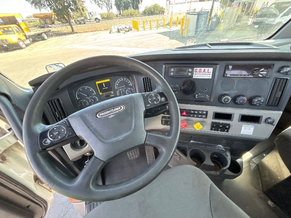 Day Cab Tractor-Heavy Duty Tractors-Freightliner-2020-T12664ST-Fresno-CA-587,846\n\t\tmiles-$ 37,000 - Image 11