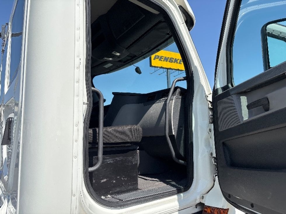 Day Cab Tractor-Heavy Duty Tractors-Freightliner-2020-T12664ST-Fresno-CA-587,846\n\t\tmiles-$ 37,000 - Image 12