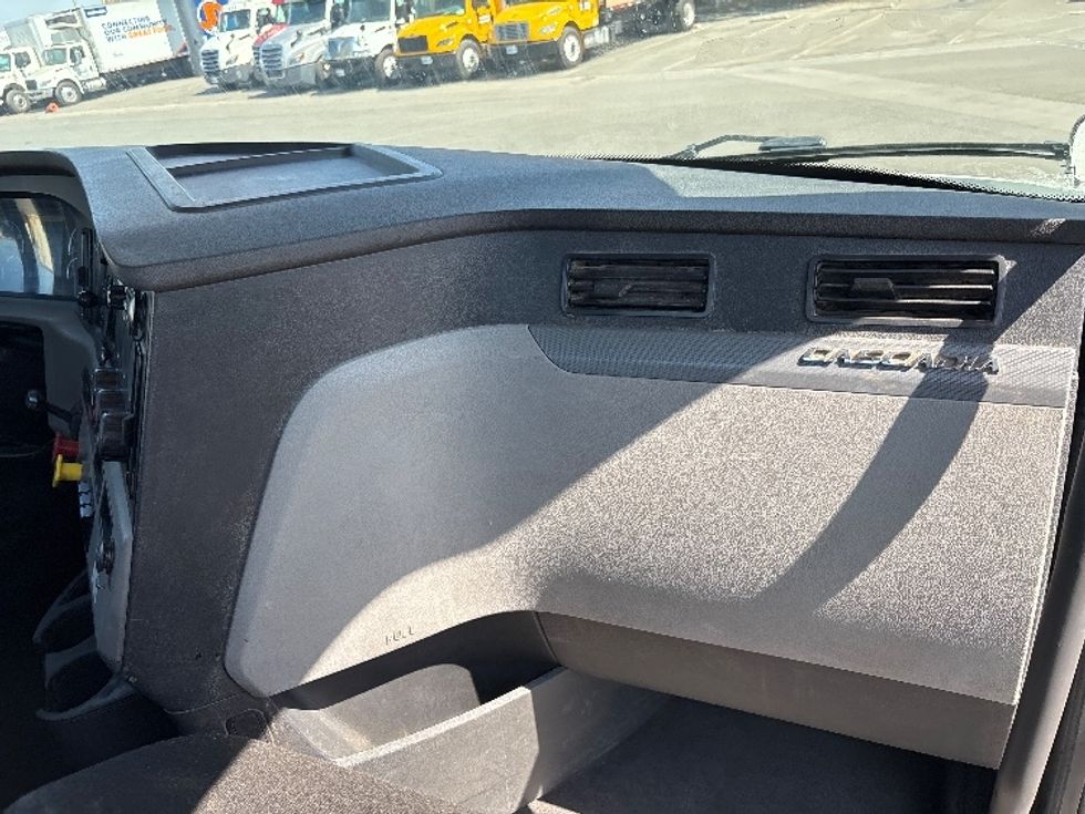 Day Cab Tractor-Heavy Duty Tractors-Freightliner-2020-T12664ST-Fresno-CA-587,846\n\t\tmiles-$ 37,000 - Image 13