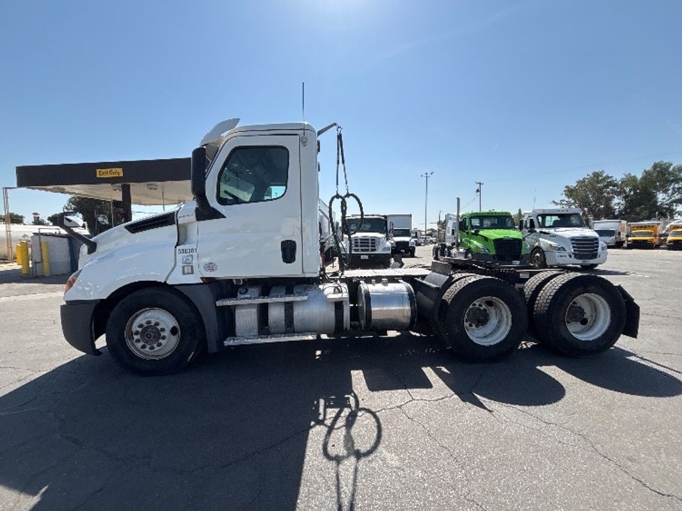 Day Cab Tractor-Heavy Duty Tractors-Freightliner-2020-T12664ST-Fresno-CA-587,846\n\t\tmiles-$ 37,000 - Image 4