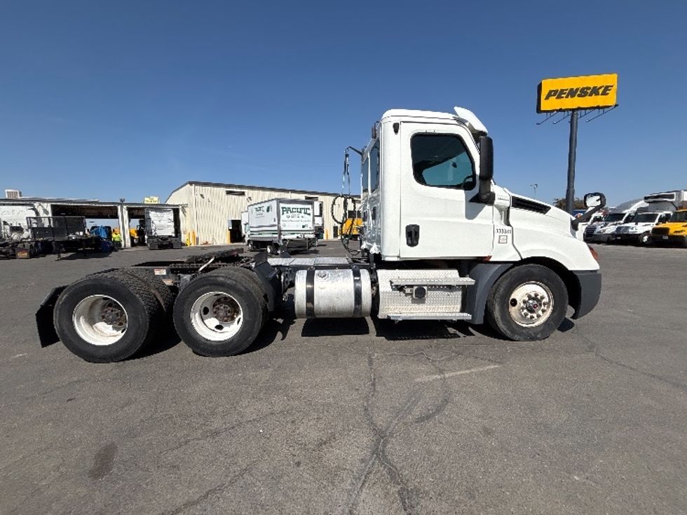 Day Cab Tractor-Heavy Duty Tractors-Freightliner-2020-T12664ST-Fresno-CA-587,846\n\t\tmiles-$ 37,000 - Image 8