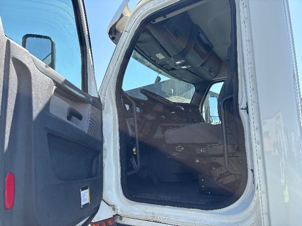 Day Cab Tractor-Heavy Duty Tractors-Freightliner-2020-T12664ST-Fresno-CA-587,846\n\t\tmiles-$ 37,000 - Image 9
