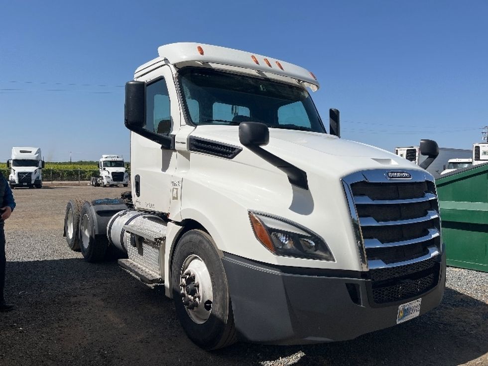 Day Cab Tractor-Heavy Duty Tractors-Freightliner-2020-T12664ST-Fresno-CA-611,232\n\t\tmiles-$ 34,500 - Image 1