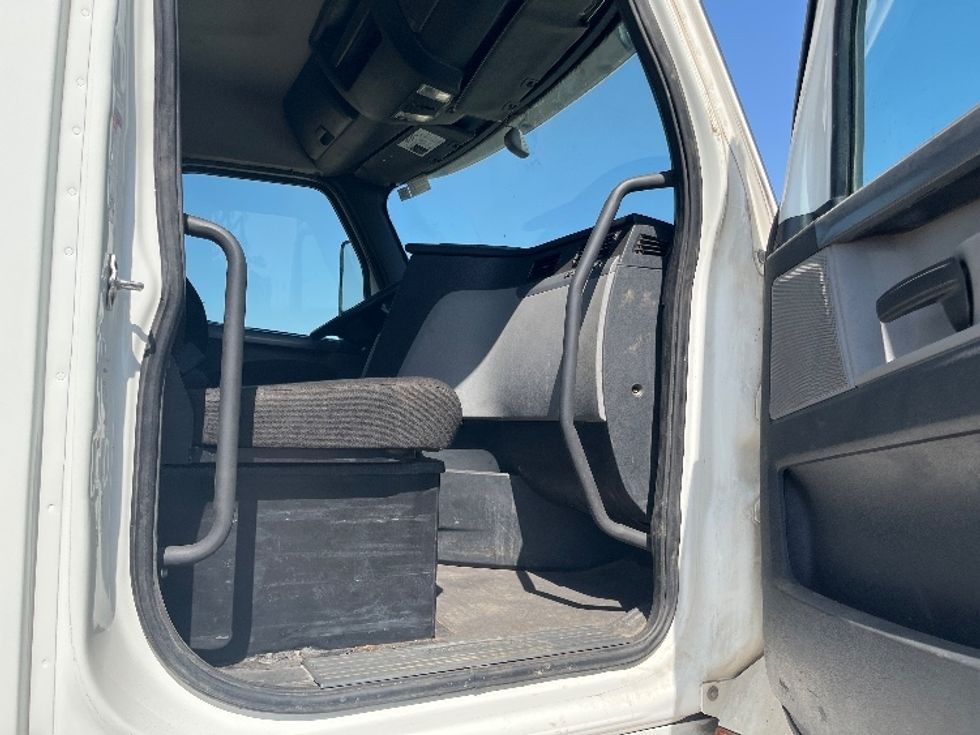 Day Cab Tractor-Heavy Duty Tractors-Freightliner-2020-T12664ST-Fresno-CA-611,232\n\t\tmiles-$ 34,500 - Image 12