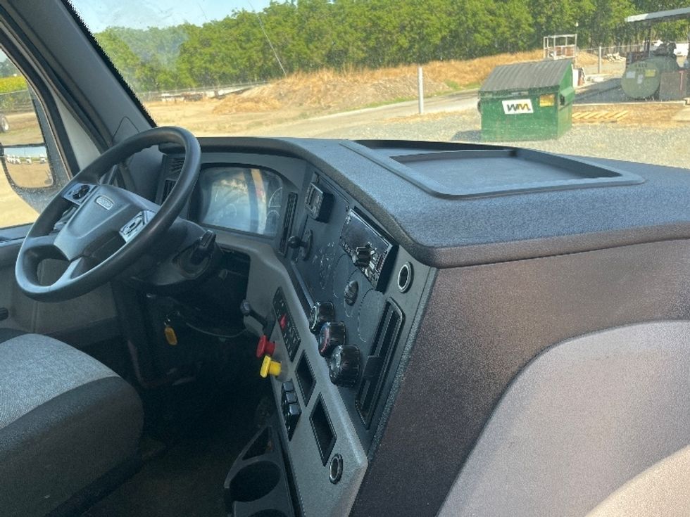 Day Cab Tractor-Heavy Duty Tractors-Freightliner-2020-T12664ST-Fresno-CA-611,232\n\t\tmiles-$ 34,500 - Image 14