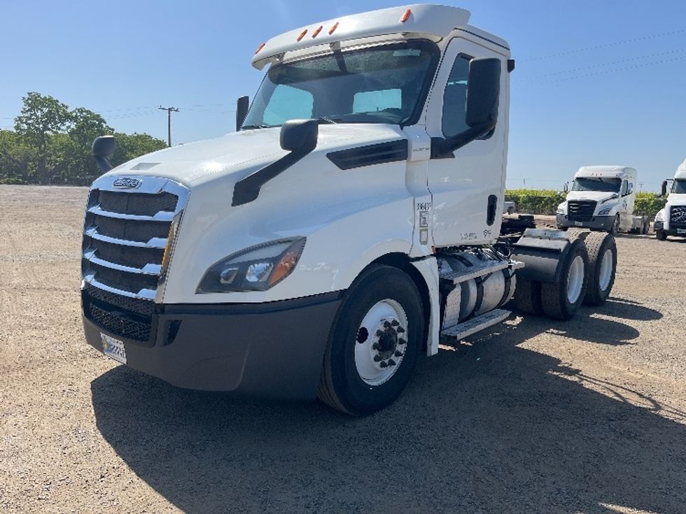 Day Cab Tractor-Heavy Duty Tractors-Freightliner-2020-T12664ST-Fresno-CA-611,232\n\t\tmiles-$ 34,500 - Image 3