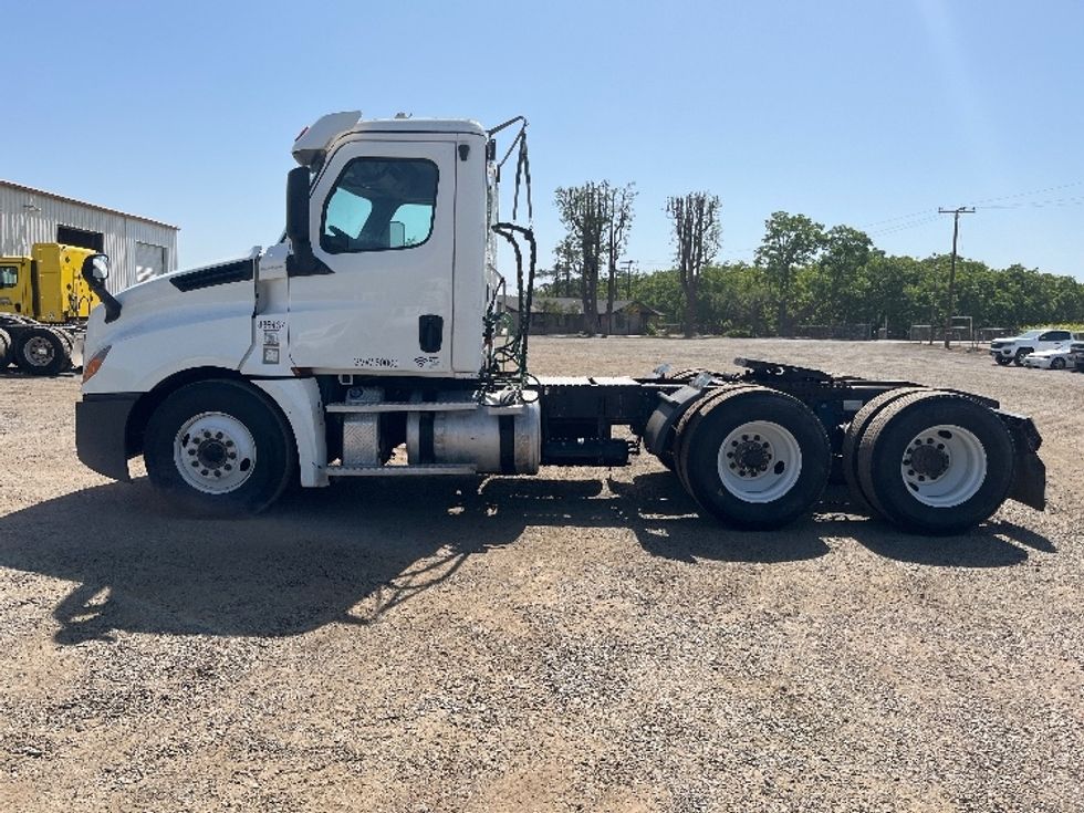 Day Cab Tractor-Heavy Duty Tractors-Freightliner-2020-T12664ST-Fresno-CA-611,232\n\t\tmiles-$ 34,500 - Image 4