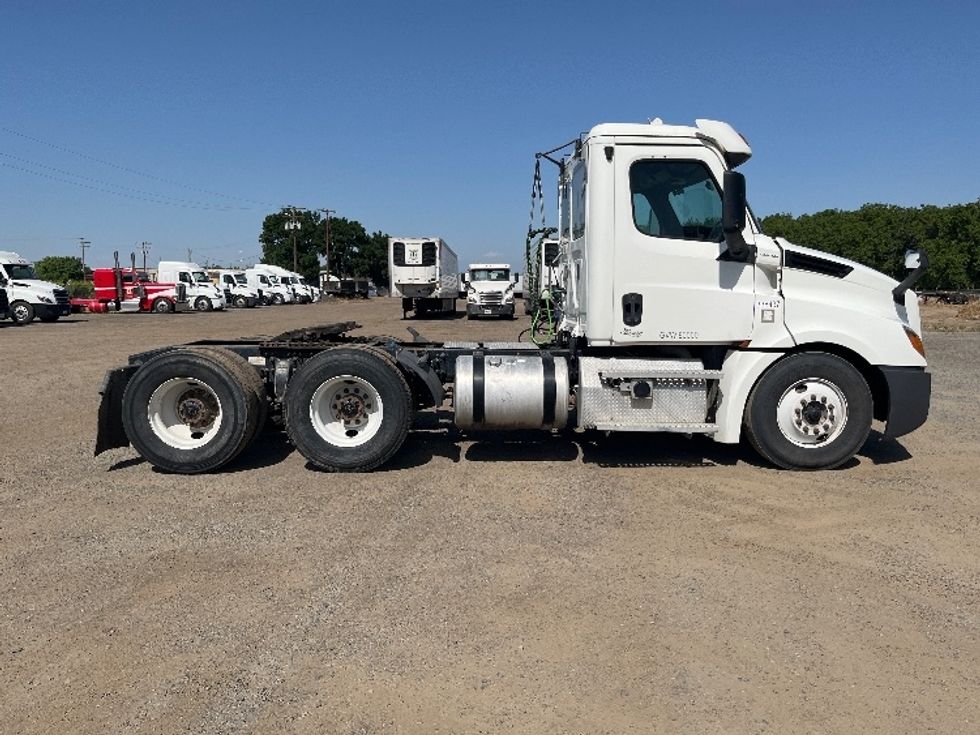 Day Cab Tractor-Heavy Duty Tractors-Freightliner-2020-T12664ST-Fresno-CA-611,232\n\t\tmiles-$ 34,500 - Image 8