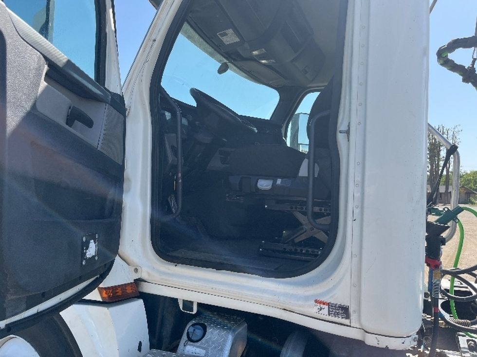 Day Cab Tractor-Heavy Duty Tractors-Freightliner-2020-T12664ST-Fresno-CA-611,232\n\t\tmiles-$ 34,500 - Image 9