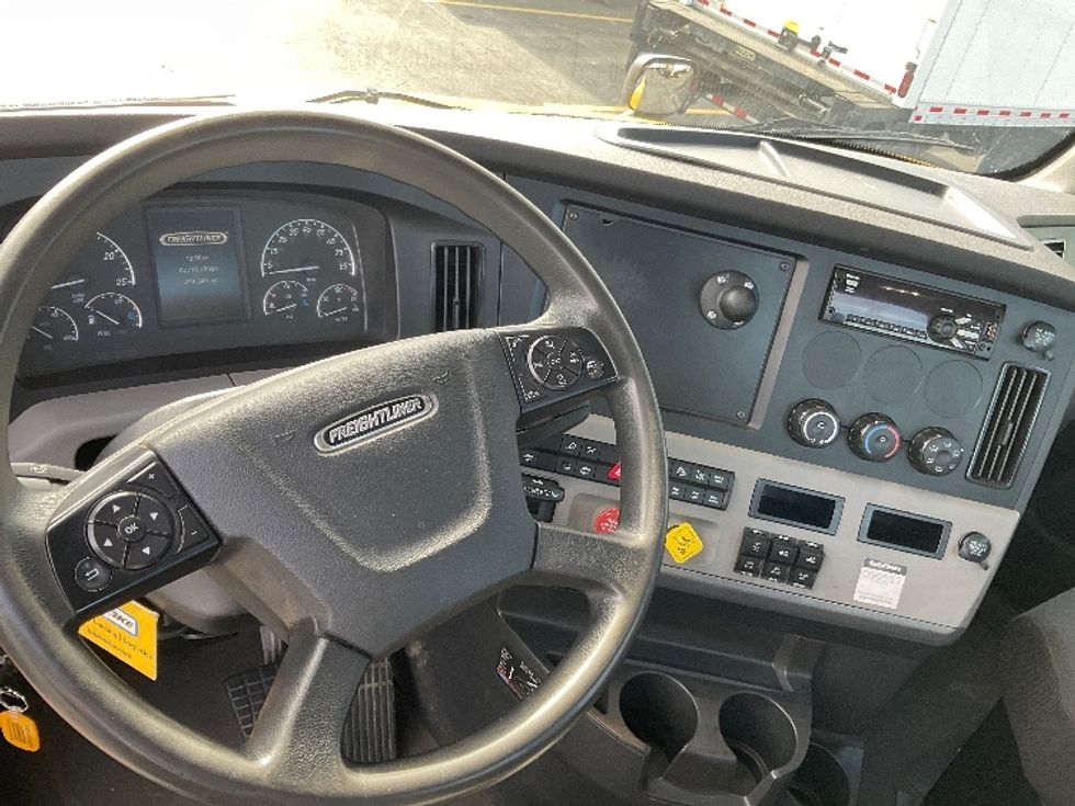 Day Cab Tractor-Heavy Duty Tractors-Freightliner-2020-T12664ST-Gahanna-OH-268,446\n\t\tmiles-$ 69,000 - Image 11