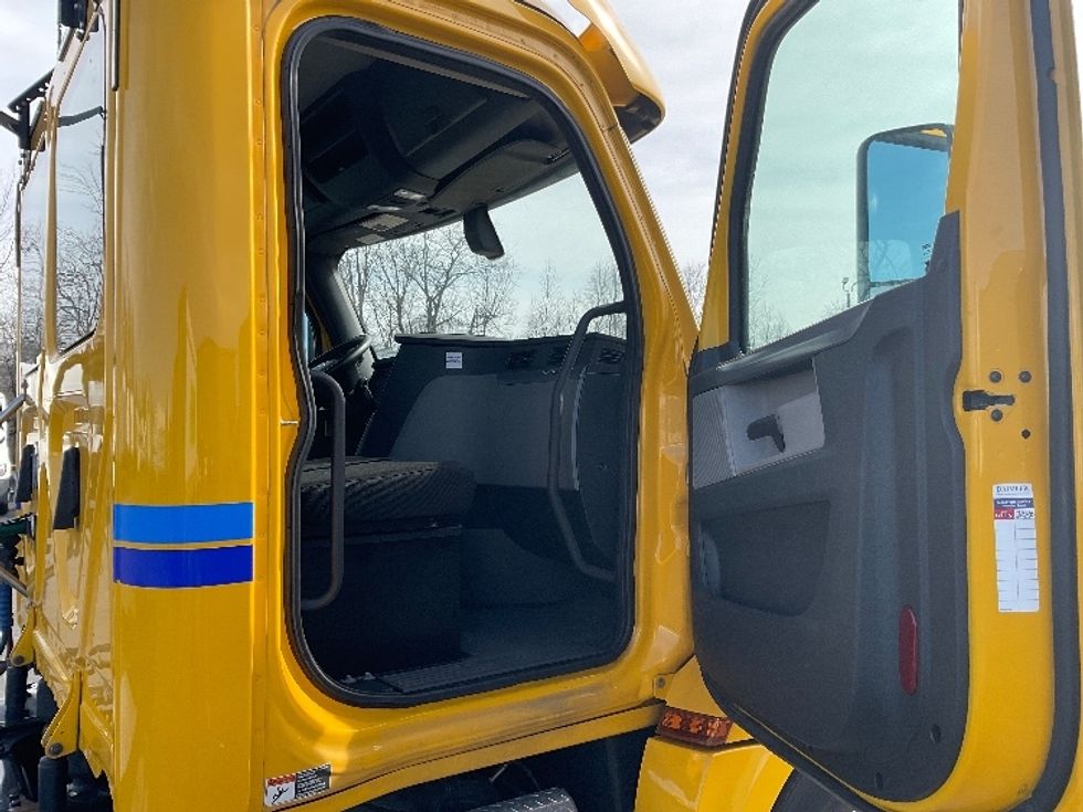 Day Cab Tractor-Heavy Duty Tractors-Freightliner-2020-T12664ST-Gahanna-OH-268,446\n\t\tmiles-$ 69,000 - Image 12