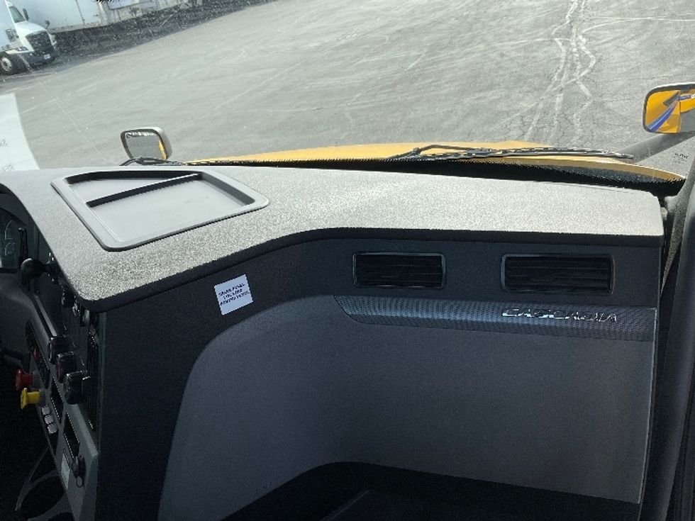 Day Cab Tractor-Heavy Duty Tractors-Freightliner-2020-T12664ST-Gahanna-OH-268,446\n\t\tmiles-$ 69,000 - Image 13