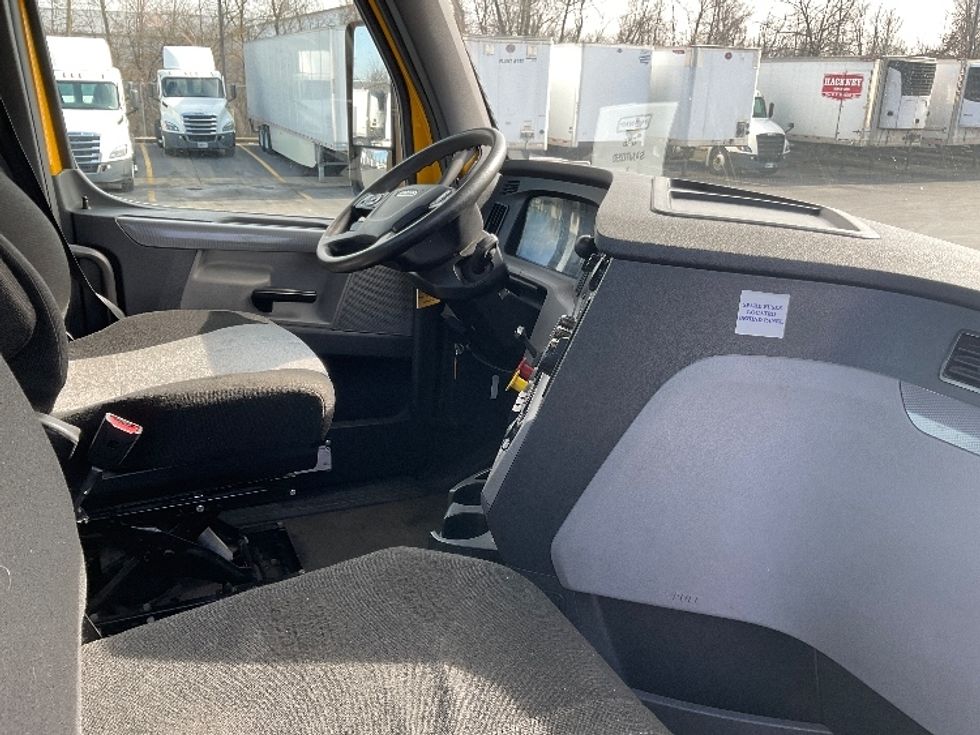 Day Cab Tractor-Heavy Duty Tractors-Freightliner-2020-T12664ST-Gahanna-OH-268,446\n\t\tmiles-$ 69,000 - Image 14