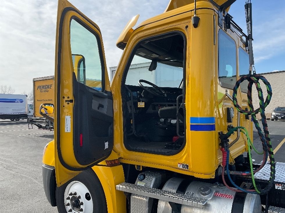 Day Cab Tractor-Heavy Duty Tractors-Freightliner-2020-T12664ST-Gahanna-OH-268,446\n\t\tmiles-$ 69,000 - Image 9