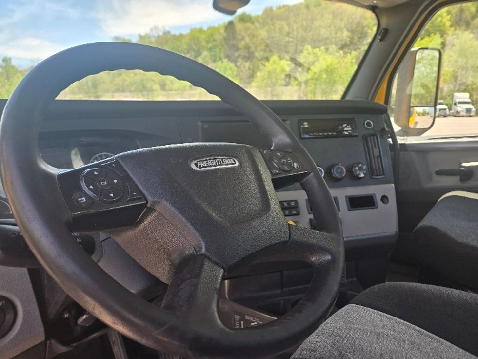 Day Cab Tractor-Heavy Duty Tractors-Freightliner-2020-T12664ST-Gahanna-OH-560,534\n\t\tmiles-$ 43,250 - Image 10