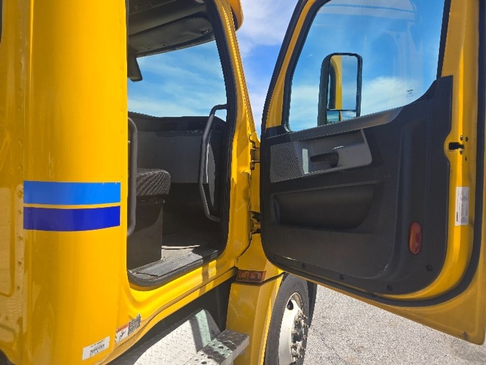 Day Cab Tractor-Heavy Duty Tractors-Freightliner-2020-T12664ST-Gahanna-OH-560,534\n\t\tmiles-$ 43,250 - Image 12
