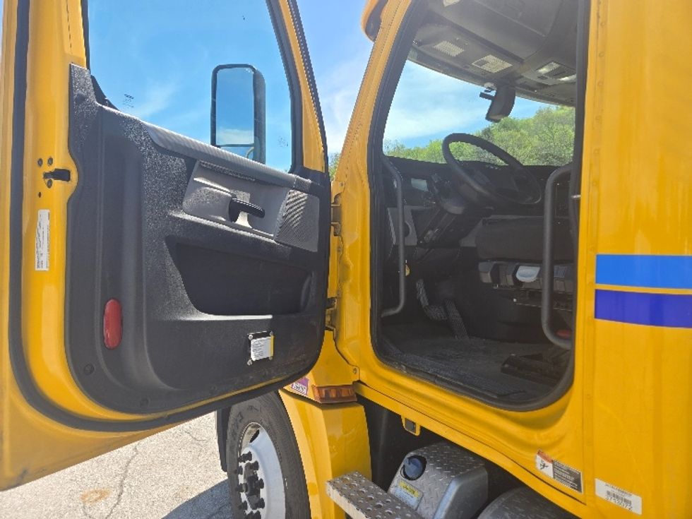 Day Cab Tractor-Heavy Duty Tractors-Freightliner-2020-T12664ST-Gahanna-OH-560,534\n\t\tmiles-$ 43,250 - Image 9