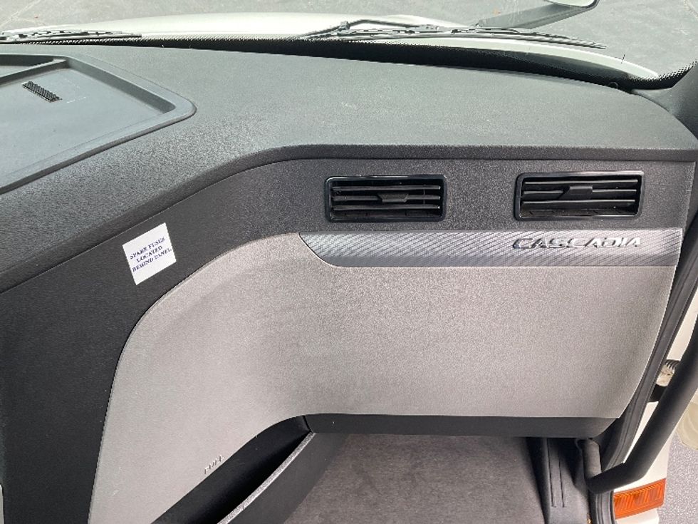 Day Cab Tractor-Heavy Duty Tractors-Freightliner-2020-T12664ST-Gainesville-GA-454,895\n\t\tmiles-$ 51,750 - Image 13