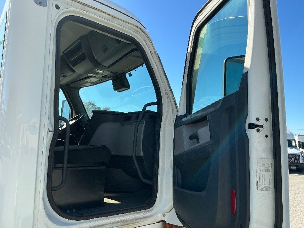 Day Cab Tractor-Heavy Duty Tractors-Freightliner-2020-T12664ST-Garden City-GA-347,871\n\t\tmiles-$ 55,000 - Image 12