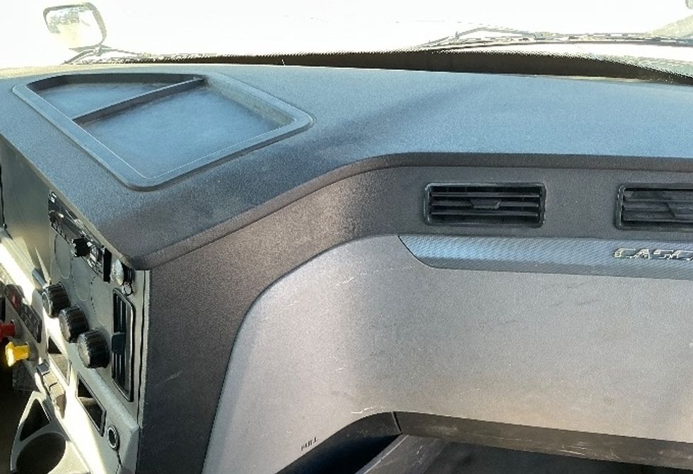 Day Cab Tractor-Heavy Duty Tractors-Freightliner-2020-T12664ST-Garden City-GA-347,871\n\t\tmiles-$ 55,000 - Image 13