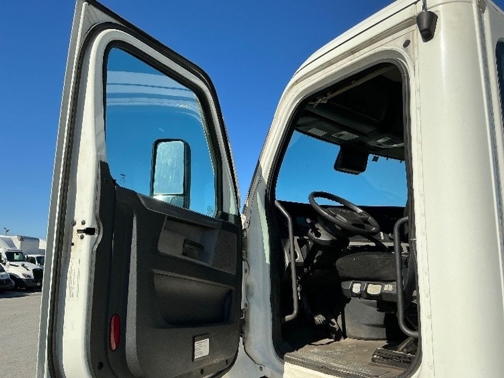 Day Cab Tractor-Heavy Duty Tractors-Freightliner-2020-T12664ST-Garden City-GA-347,871\n\t\tmiles-$ 55,000 - Image 9