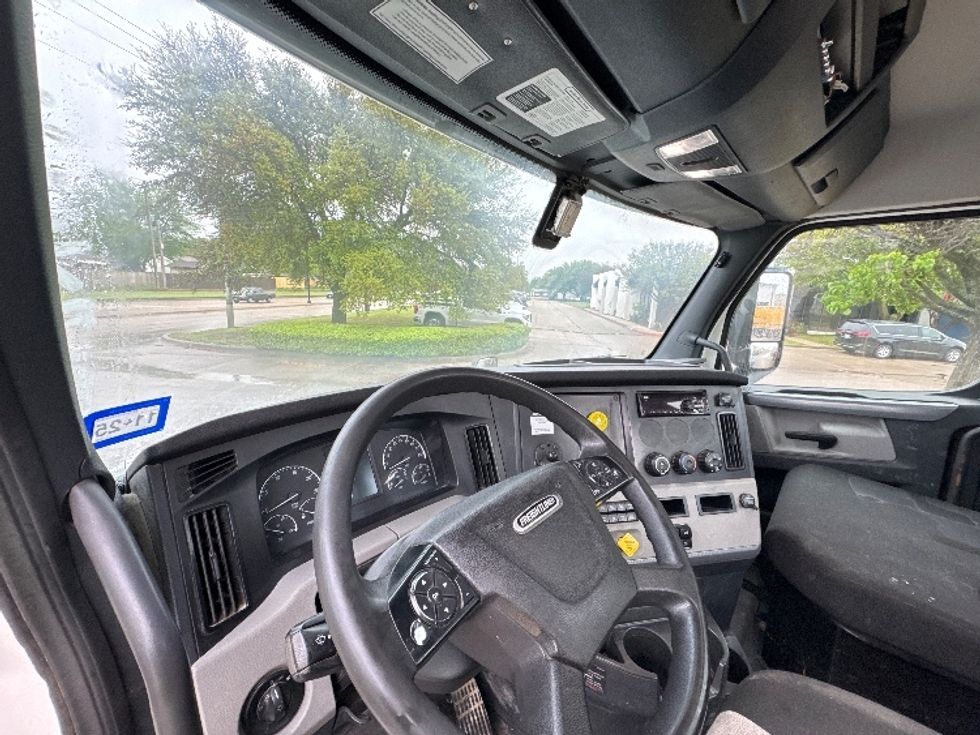 Day Cab Tractor-Heavy Duty Tractors-Freightliner-2020-T12664ST-Garland-TX-244,004\n\t\tmiles-$ 64,750 - Image 10
