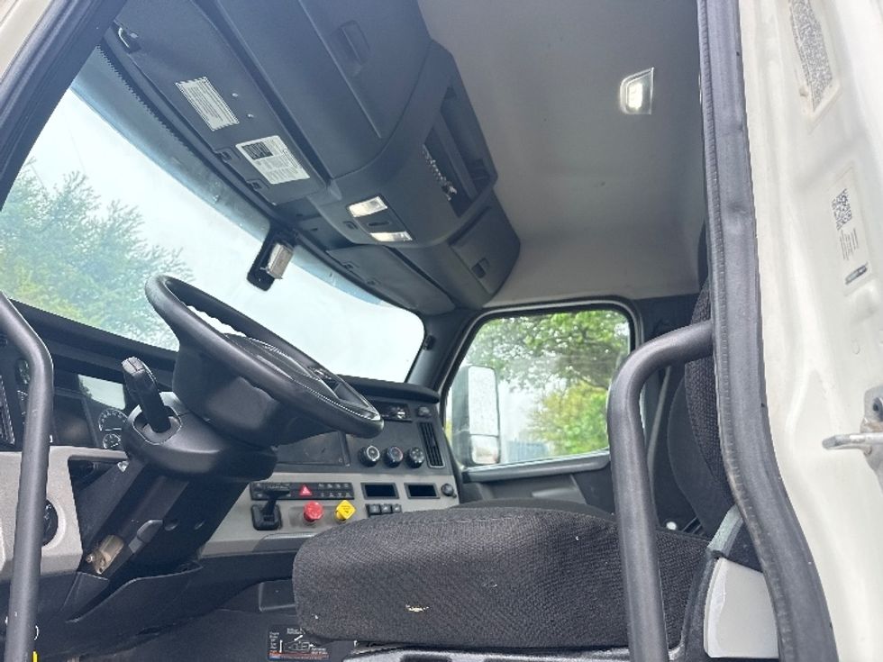 Day Cab Tractor-Heavy Duty Tractors-Freightliner-2020-T12664ST-Garland-TX-244,004\n\t\tmiles-$ 64,750 - Image 9