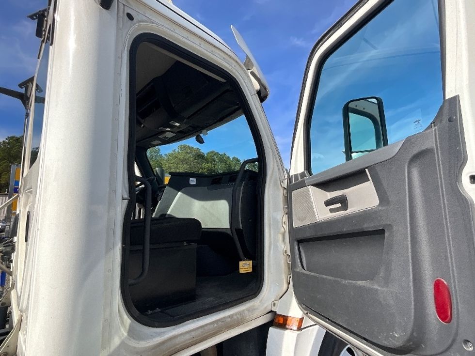 Day Cab Tractor-Heavy Duty Tractors-Freightliner-2020-T12664ST-Goldsboro-NC-544,154\n\t\tmiles-$ 40,750 - Image 12