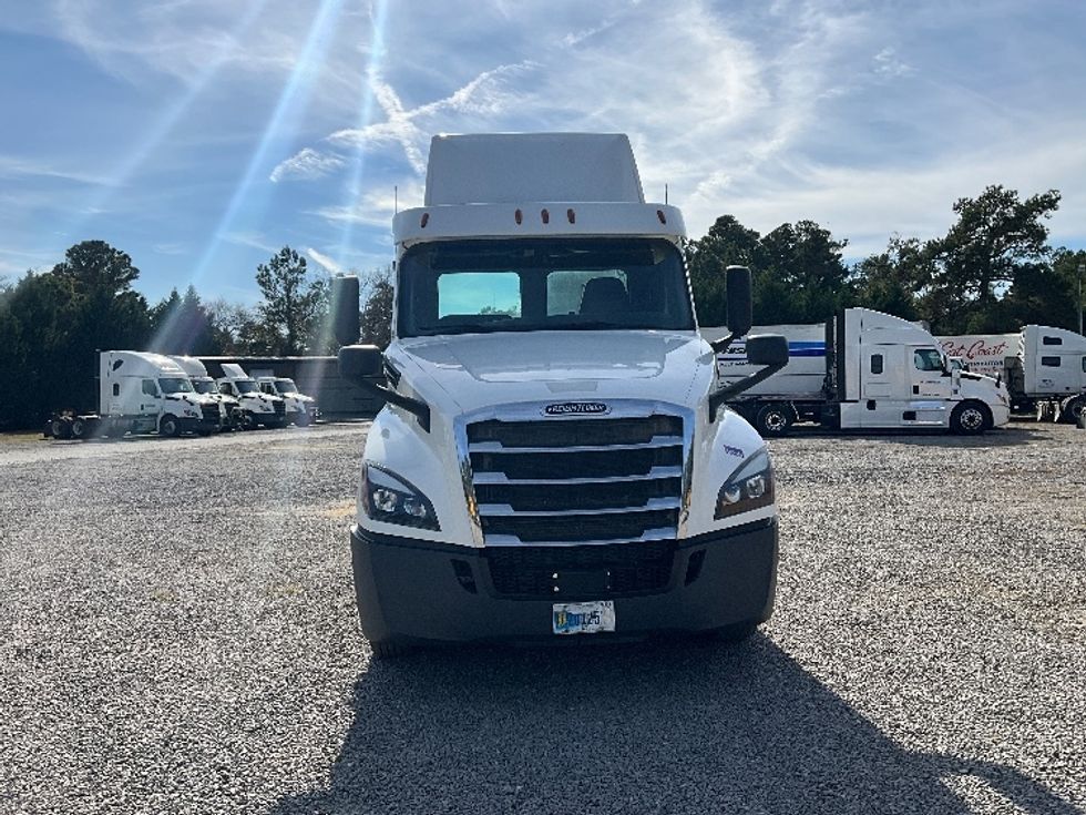 2020 Freightliner Cascadia 126" Day cab photo 2
