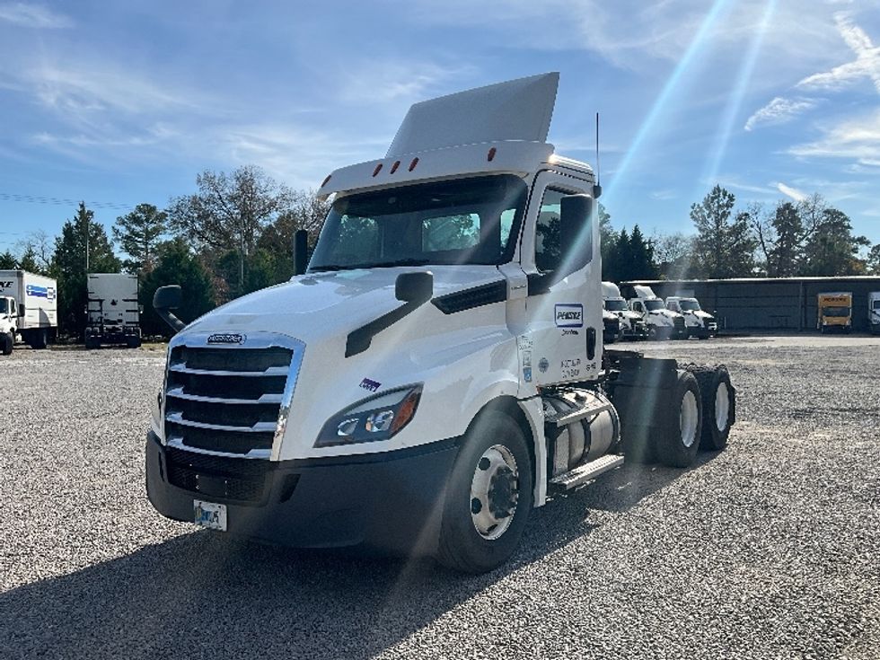 2020 Freightliner Cascadia 126" Day cab photo 3
