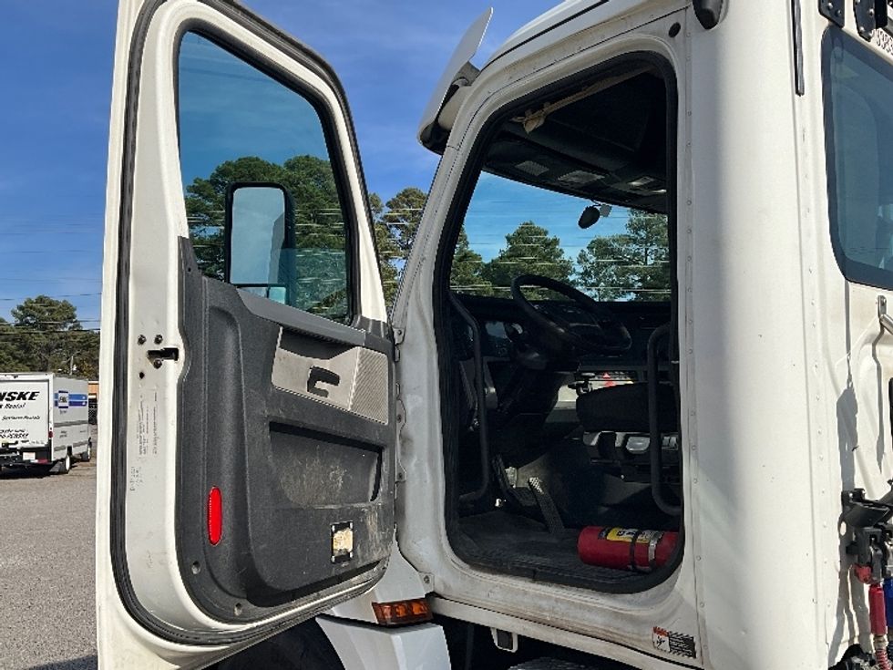 Day Cab Tractor-Heavy Duty Tractors-Freightliner-2020-T12664ST-Goldsboro-NC-544,154\n\t\tmiles-$ 40,750 - Image 9