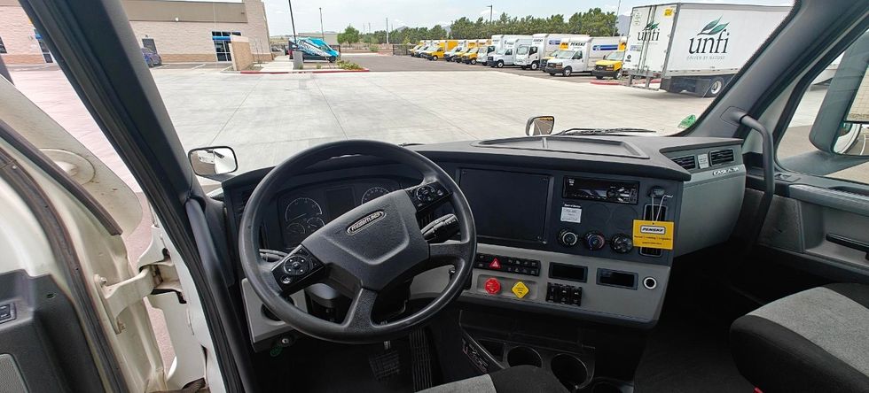 Day Cab Tractor-Heavy Duty Tractors-Freightliner-2020-T12664ST-Goodyear-AZ-390,638\n\t\tmiles-$ 56,500 - Image 11