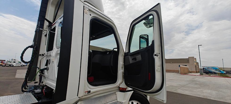 Day Cab Tractor-Heavy Duty Tractors-Freightliner-2020-T12664ST-Goodyear-AZ-390,638\n\t\tmiles-$ 56,500 - Image 12