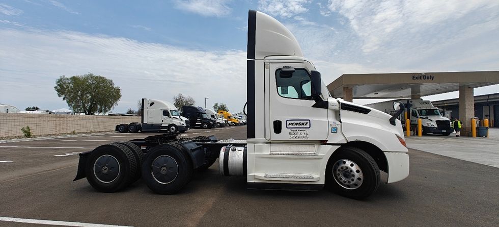 Day Cab Tractor-Heavy Duty Tractors-Freightliner-2020-T12664ST-Goodyear-AZ-390,638\n\t\tmiles-$ 56,500 - Image 8