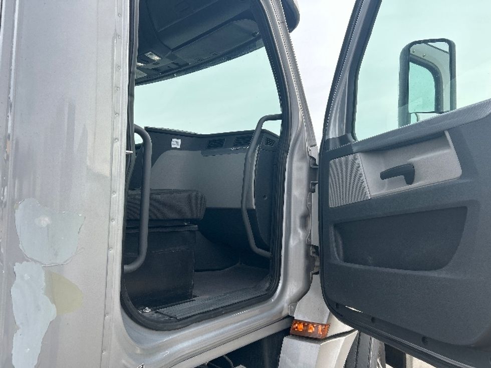 Day Cab Tractor-Heavy Duty Tractors-Freightliner-2020-T12664ST-Goshen-IN-109,848\n\t\tmiles-$ 58,000 - Image 12
