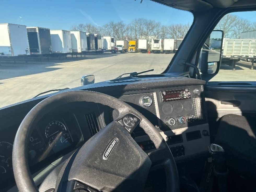 Day Cab Tractor-Heavy Duty Tractors-Freightliner-2020-T12664ST-Goshen-IN-291,175\n\t\tmiles-$ 47,500 - Image 10