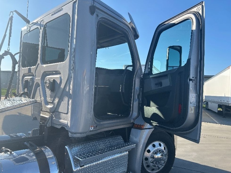 Day Cab Tractor-Heavy Duty Tractors-Freightliner-2020-T12664ST-Goshen-IN-291,175\n\t\tmiles-$ 47,500 - Image 12