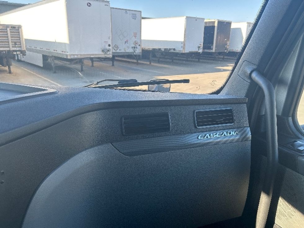 Day Cab Tractor-Heavy Duty Tractors-Freightliner-2020-T12664ST-Goshen-IN-291,175\n\t\tmiles-$ 47,500 - Image 13