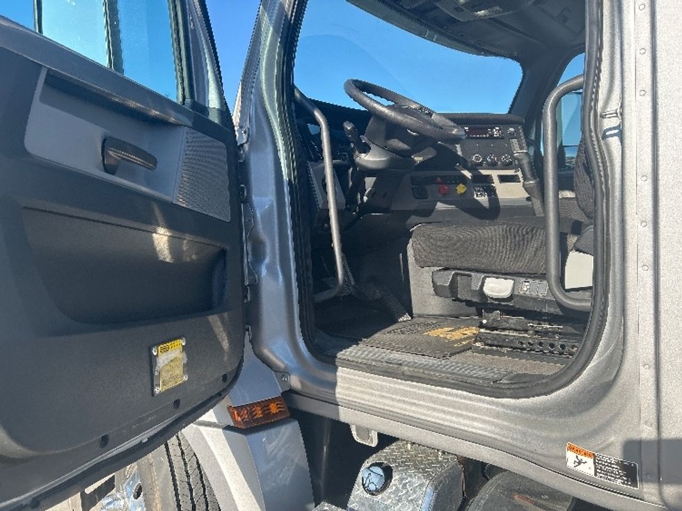 Day Cab Tractor-Heavy Duty Tractors-Freightliner-2020-T12664ST-Goshen-IN-291,175\n\t\tmiles-$ 47,500 - Image 9