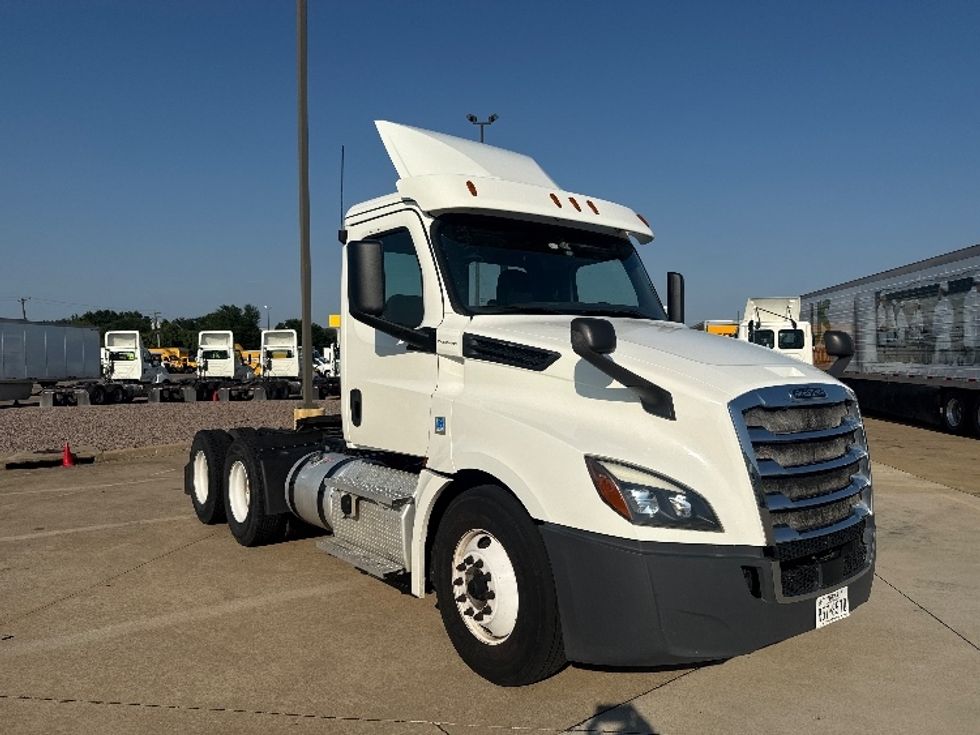 Day Cab Tractor-Heavy Duty Tractors-Freightliner-2020-T12664ST-Grand Prairie-TX-251,967\n\t\tmiles-$ 67,000 - Image 1
