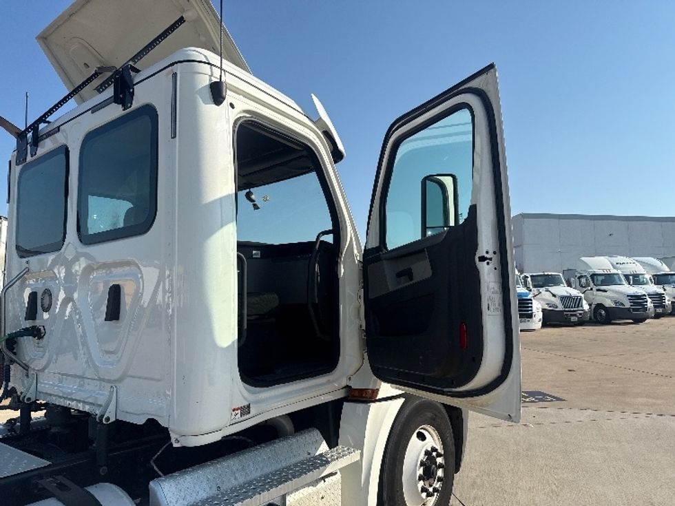 Day Cab Tractor-Heavy Duty Tractors-Freightliner-2020-T12664ST-Grand Prairie-TX-251,967\n\t\tmiles-$ 67,000 - Image 12