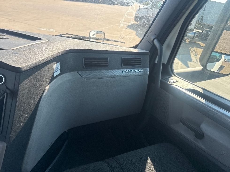 Day Cab Tractor-Heavy Duty Tractors-Freightliner-2020-T12664ST-Grand Prairie-TX-251,967\n\t\tmiles-$ 67,000 - Image 13