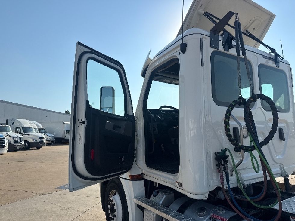 Day Cab Tractor-Heavy Duty Tractors-Freightliner-2020-T12664ST-Grand Prairie-TX-251,967\n\t\tmiles-$ 67,000 - Image 9