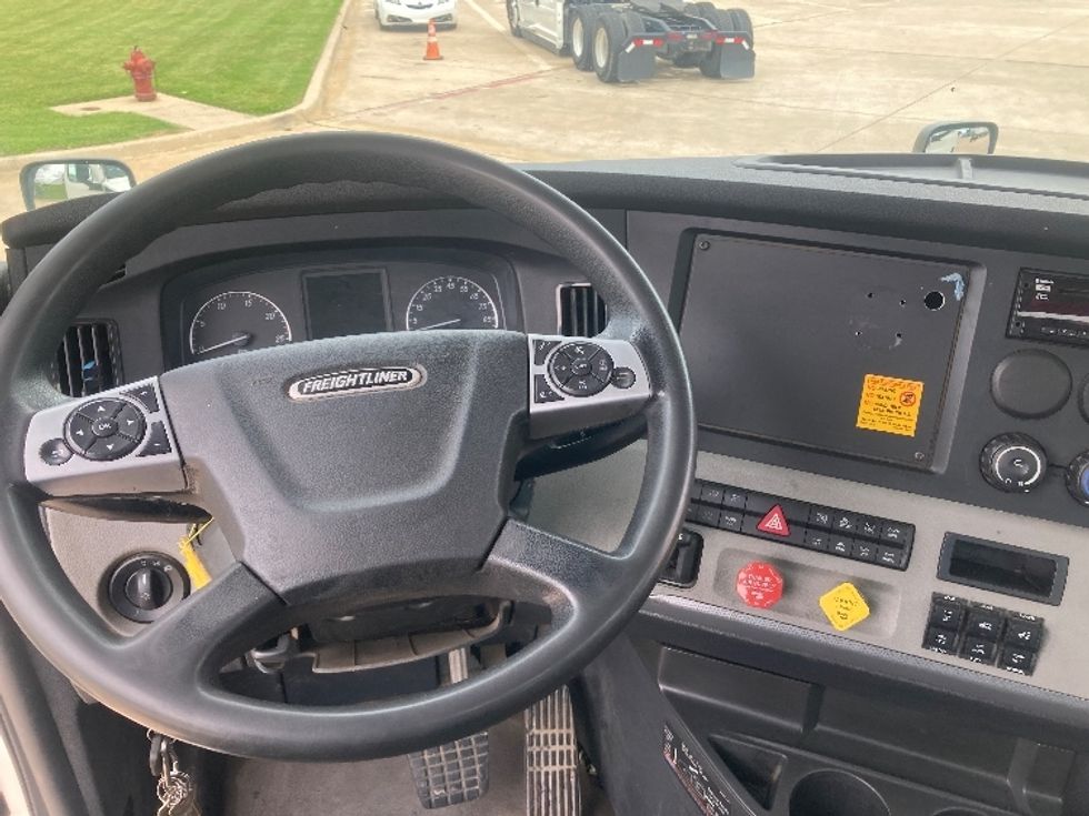 Day Cab Tractor-Heavy Duty Tractors-Freightliner-2020-T12664ST-Grand Prairie-TX-380,028\n\t\tmiles-$ 60,500 - Image 11