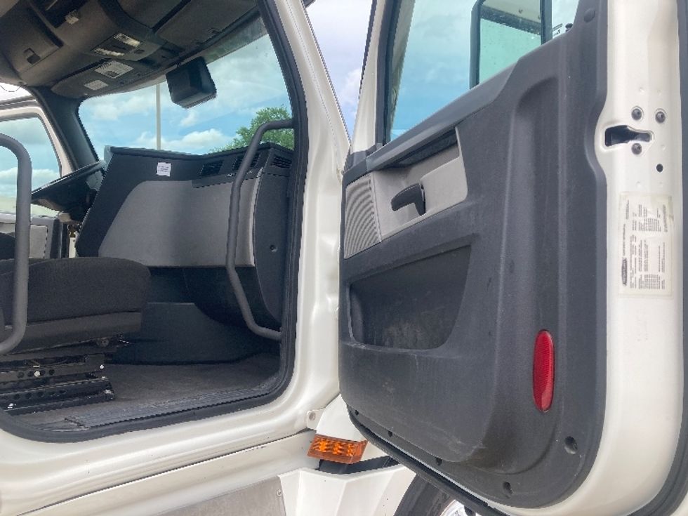 Day Cab Tractor-Heavy Duty Tractors-Freightliner-2020-T12664ST-Grand Prairie-TX-380,028\n\t\tmiles-$ 60,500 - Image 12