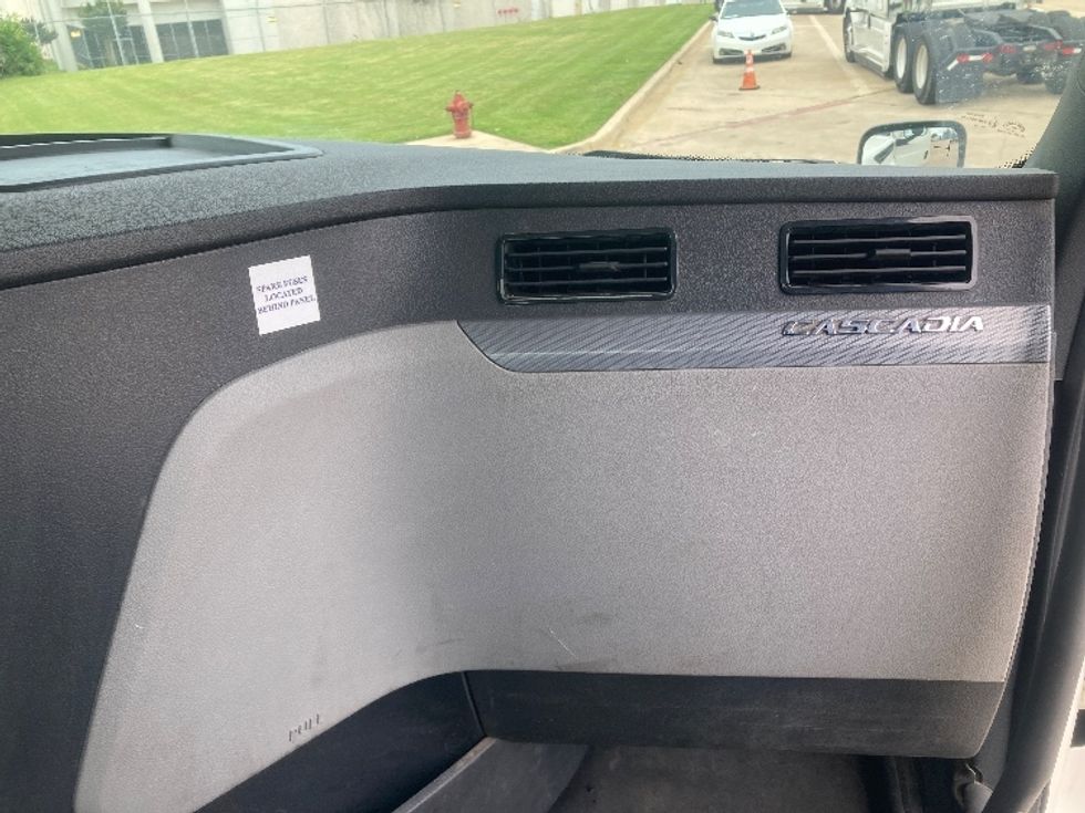 Day Cab Tractor-Heavy Duty Tractors-Freightliner-2020-T12664ST-Grand Prairie-TX-380,028\n\t\tmiles-$ 60,500 - Image 13