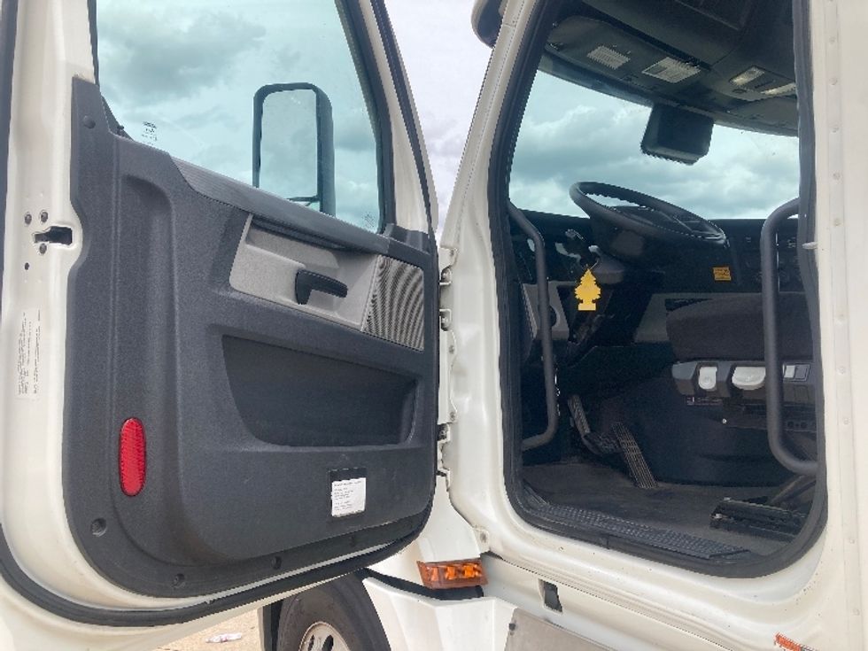 Day Cab Tractor-Heavy Duty Tractors-Freightliner-2020-T12664ST-Grand Prairie-TX-380,028\n\t\tmiles-$ 60,500 - Image 9