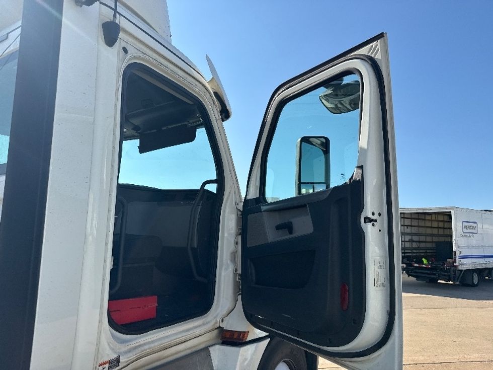 Day Cab Tractor-Heavy Duty Tractors-Freightliner-2020-T12664ST-Grand Prairie-TX-607,197\n\t\tmiles-$ 38,500 - Image 12