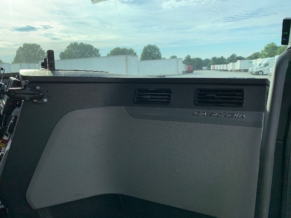 Day Cab Tractor-Heavy Duty Tractors-Freightliner-2020-T12664ST-Greensboro-NC-231,068\n\t\tmiles-$ 57,500 - Image 13